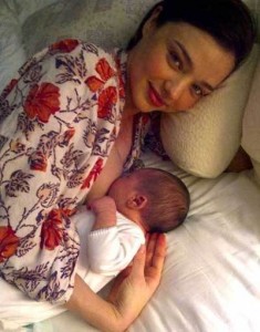 miranda_kerr_flynn_breastfeeding_celebrities_photo_186sdn2-186sdo8